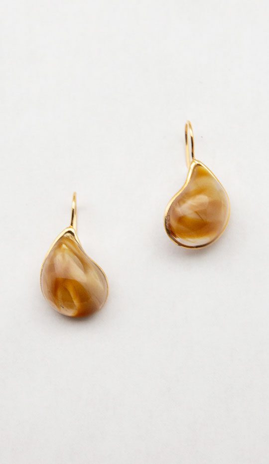 amber-swirl-glass-earring