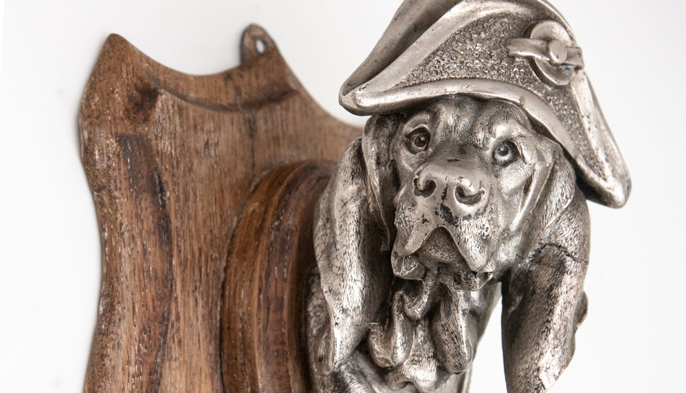 dog-in-napoleon-hat-on-plaque