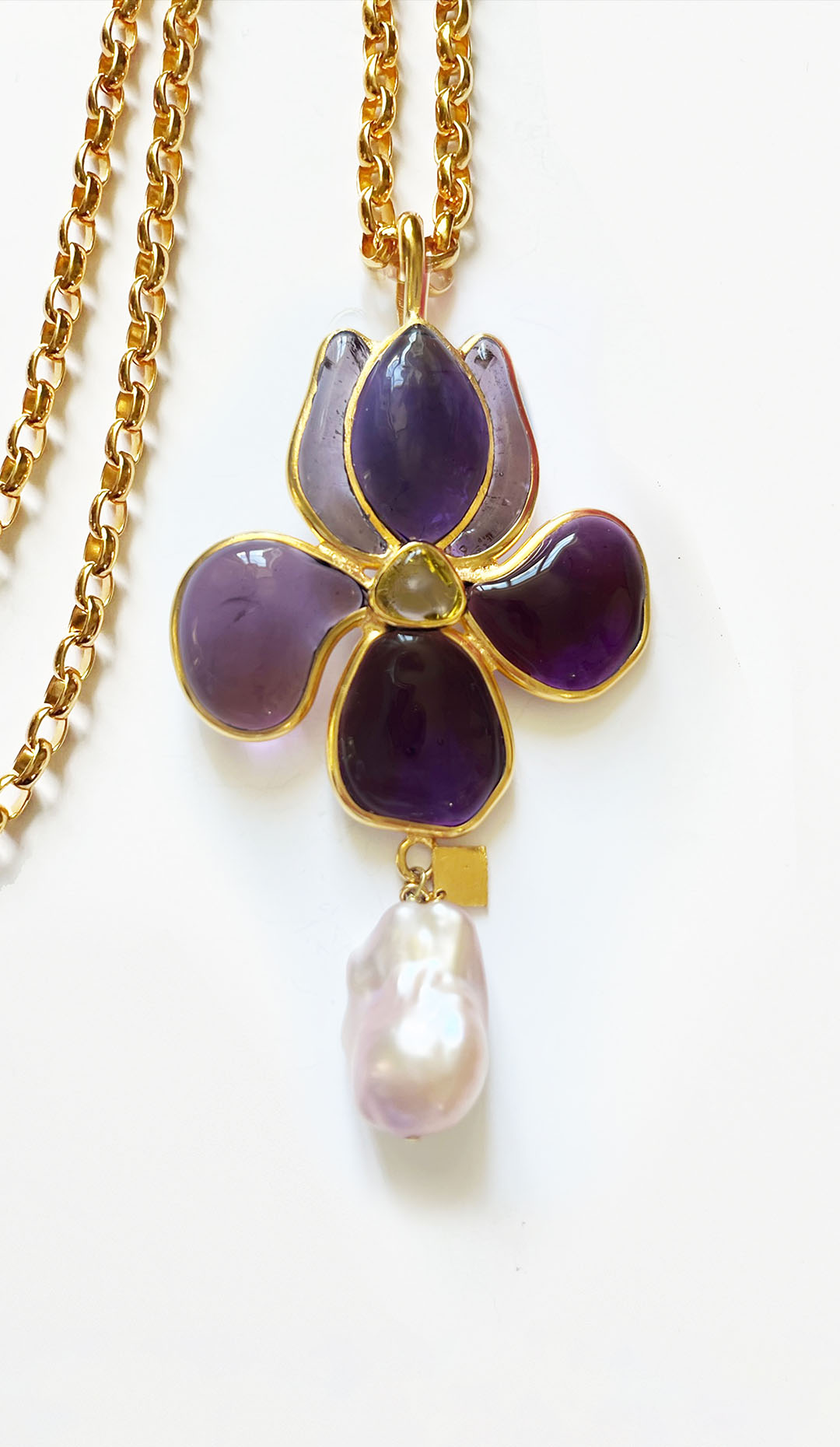 Iris Pearl Pendant on a Chain